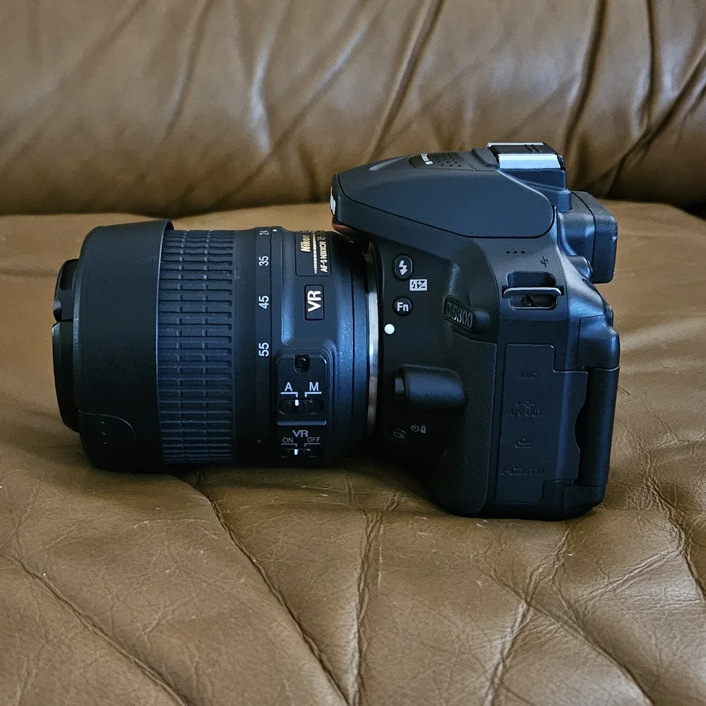 Nikon D5300 DSLR Camera 24.2MP With 18-55mm VR Lens +Charger.